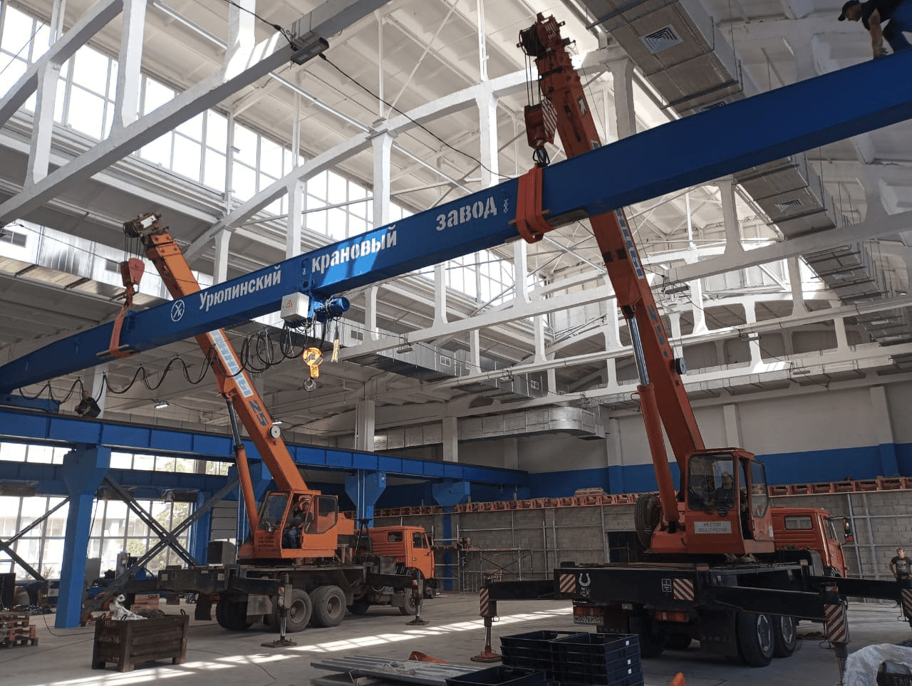 Произведен монтаж мостового крана.
